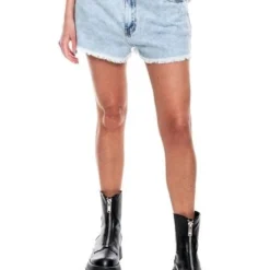 Slouchy Denim Shorts Tono Claro Con Ruedo Desflecado Color Blue