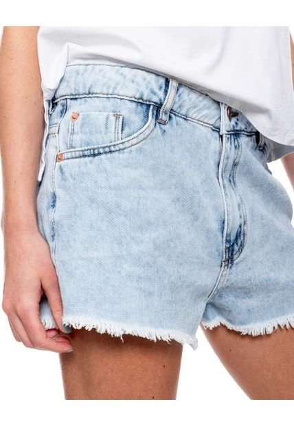 Slouchy Denim Shorts Tono Claro Con Ruedo Desflecado Color Blue 6 Slouchy Denim Shorts Tono Claro Con Ruedo Desflecado Color Blue - Imagen 4