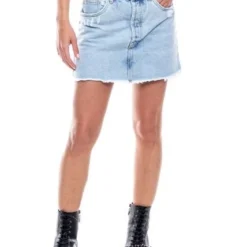 Falda Corta En Denim Tono Claro Con Desgastes Y Ruedo Desflecado Color Blue
